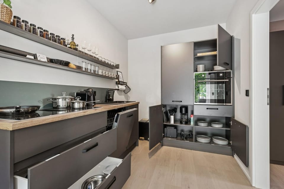 Coffee/tea facilities, Kitchen or kitchenette, dishwasher, oven, stove, toaster