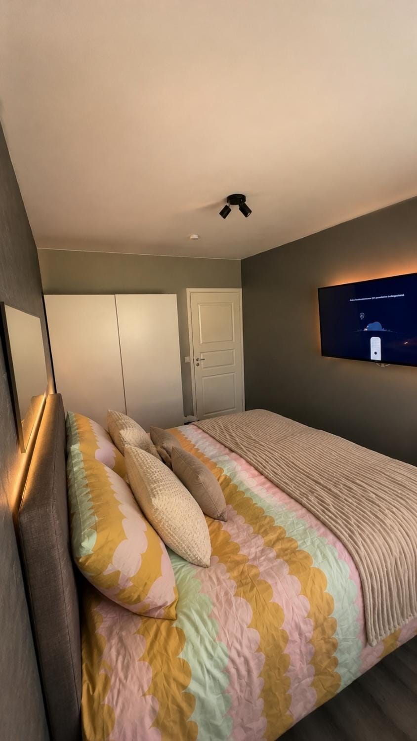 Bed, Photo of the whole room, wardrobe