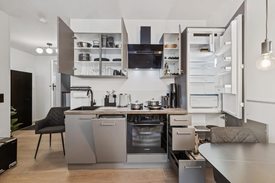 Coffee/tea facilities, Kitchen or kitchenette, oven, stove, toaster