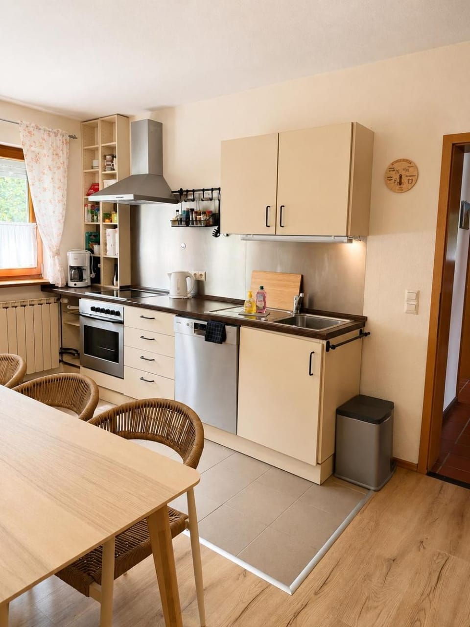 Praxis Löwenzahn, ehemalige Landarztpraxis im Fränkischen Seenland - 6 Personen Apartment in Bavaria
