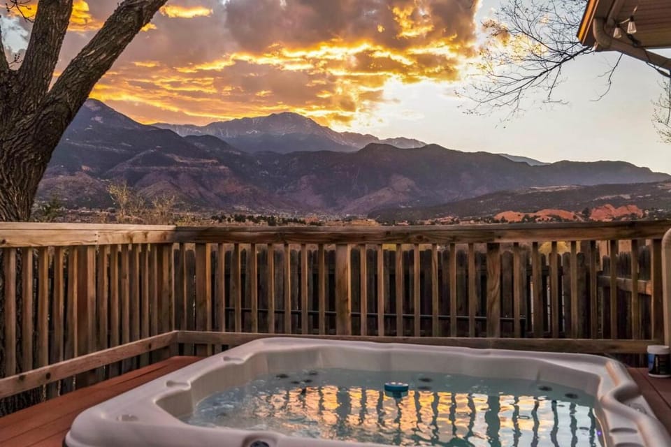 6k sq/ft! Heated Pool, Hot Tub, Game Room, Theatre House in Colorado Springs