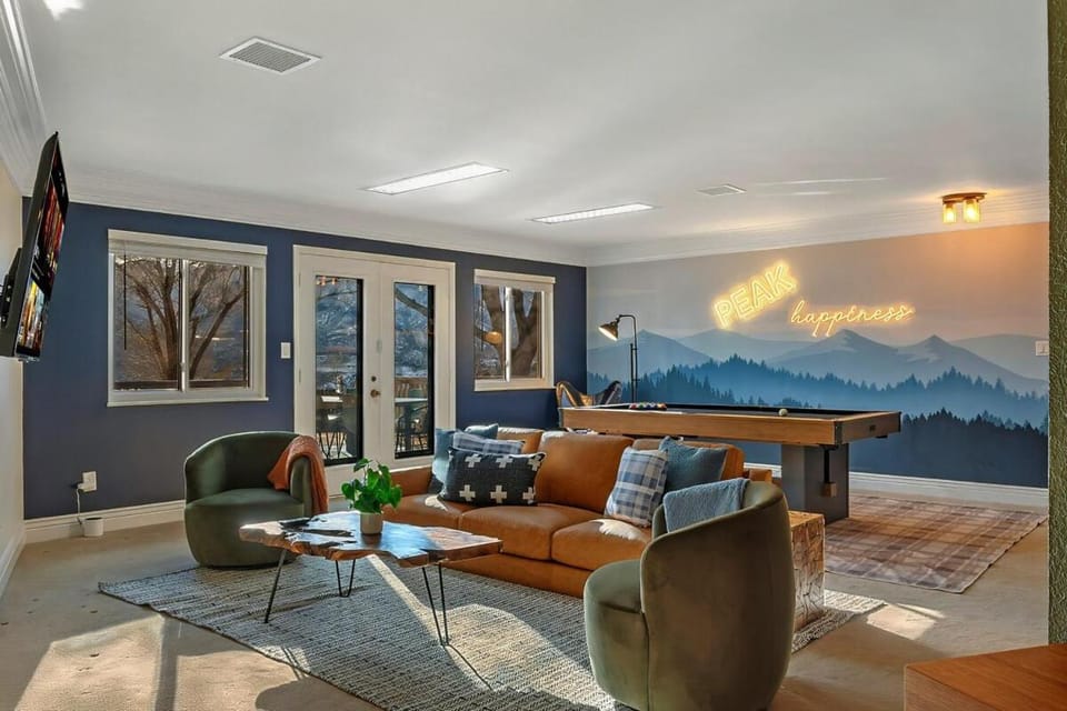6k sq/ft! Heated Pool, Hot Tub, Game Room, Theatre House in Colorado Springs