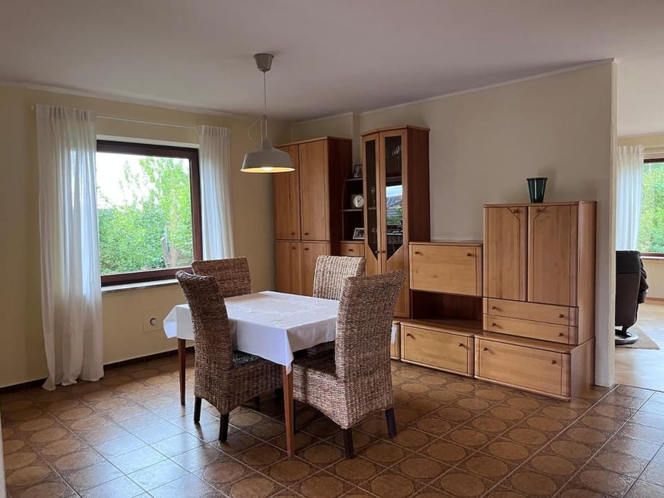 Seating area, Dining area