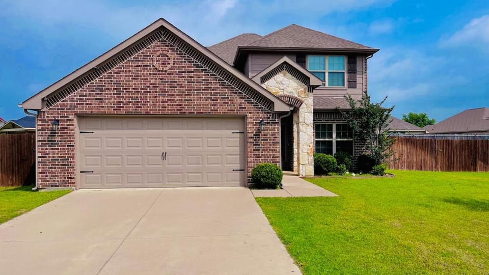 5BR Family Retreat with Swim Spa, Theater and Fire Pit House in Ennis