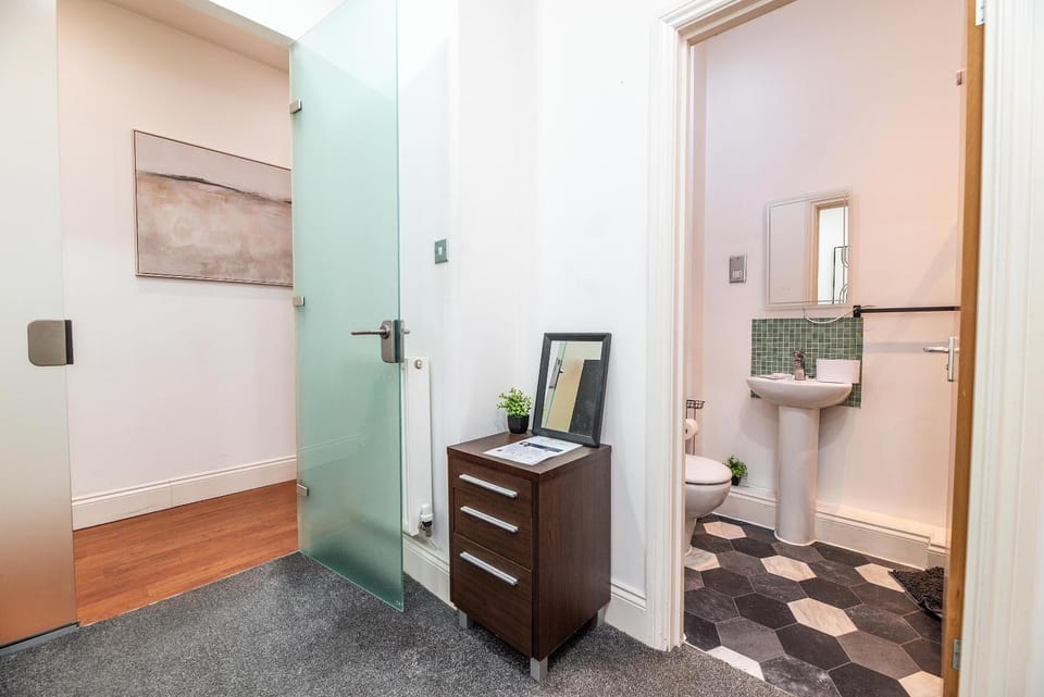 NG1 City Retreat II Free Parking II Balcony II Sleeps 5 Apartment in Nottingham