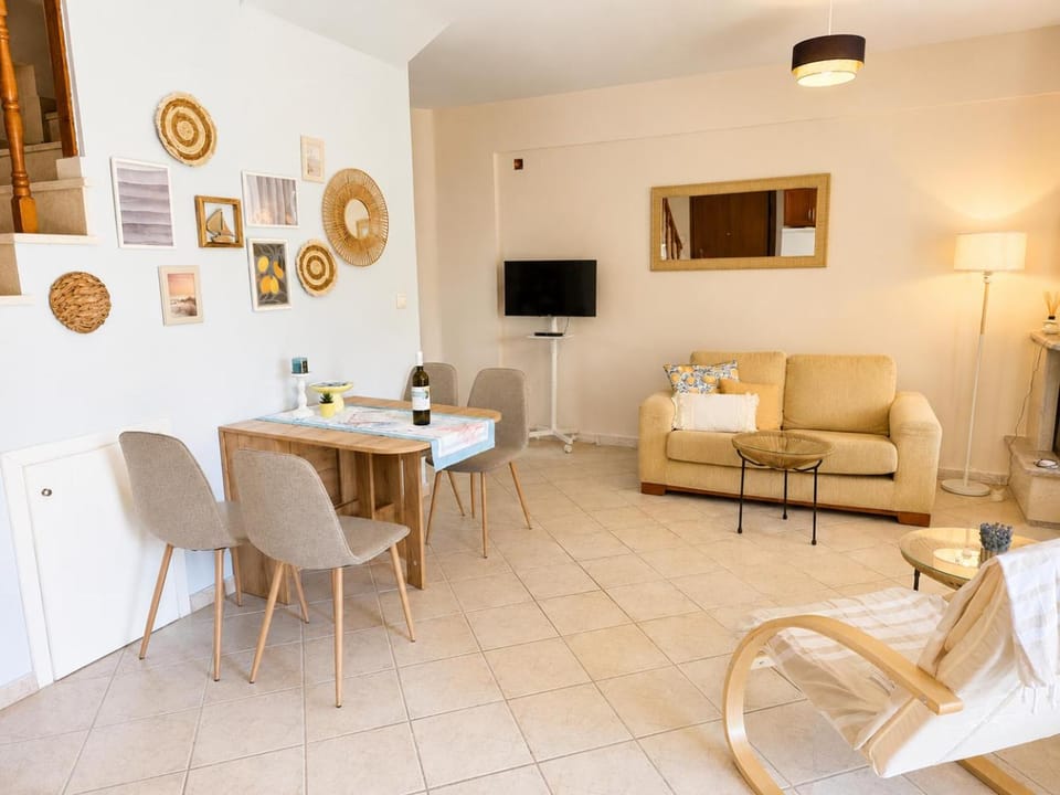 TV and multimedia, Living room, Seating area, Dining area
