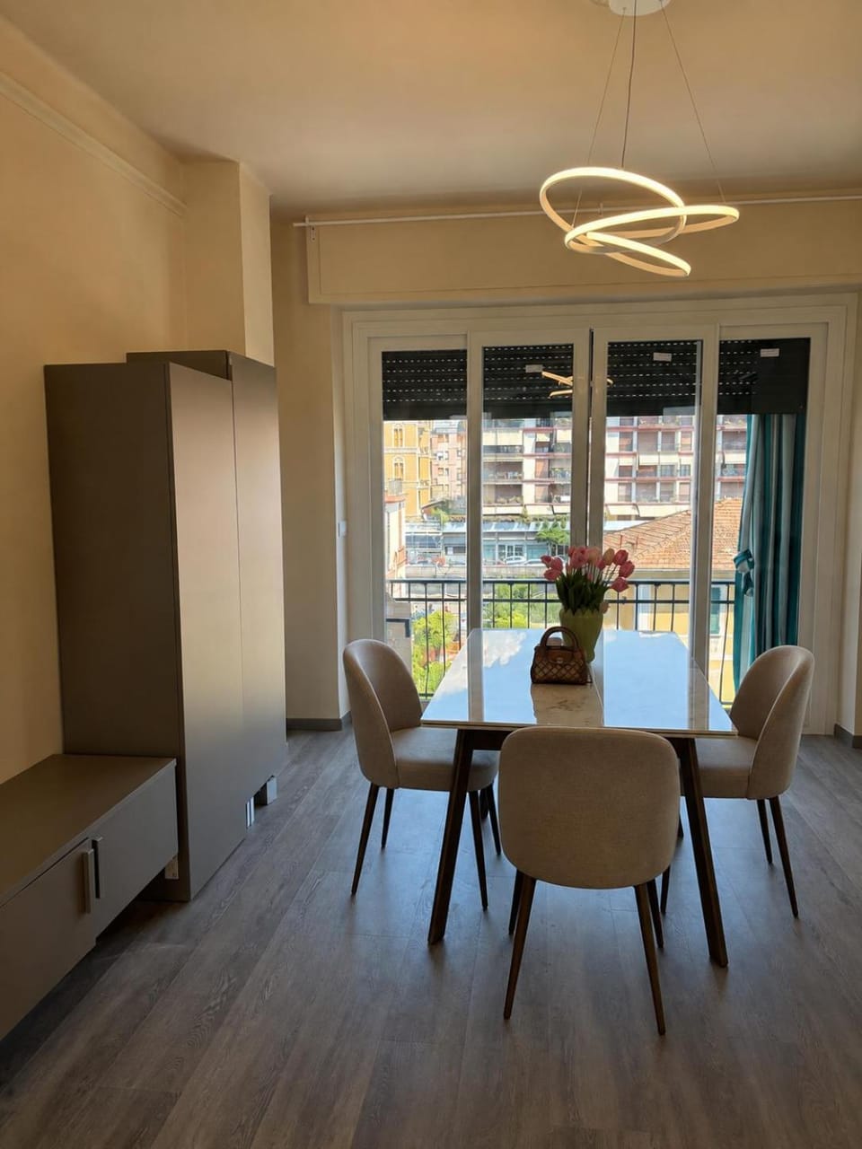 Kitchen or kitchenette, Living room, Seating area, Dining area