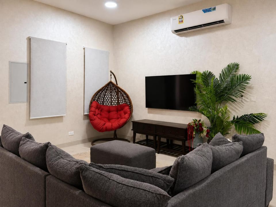 Communal lounge/ TV room, TV and multimedia, Living room, Seating area, air conditioner