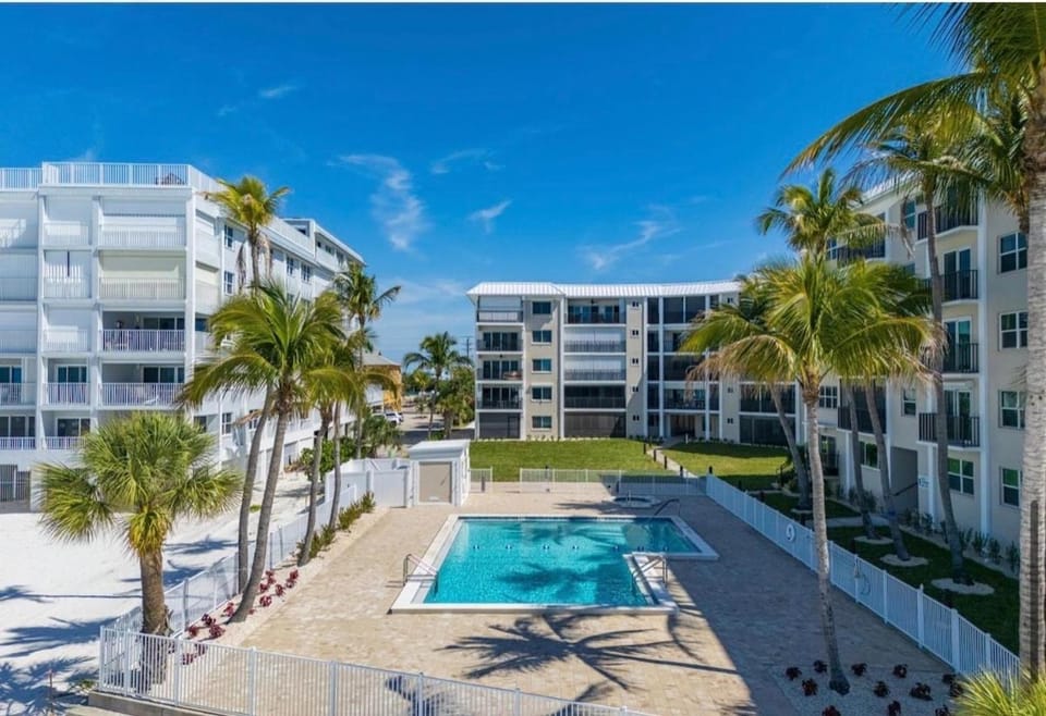 Estero Beach Club - Newly Renovated Condo - Direct View of Pool, Beach and Gulf Apartment in Estero Island