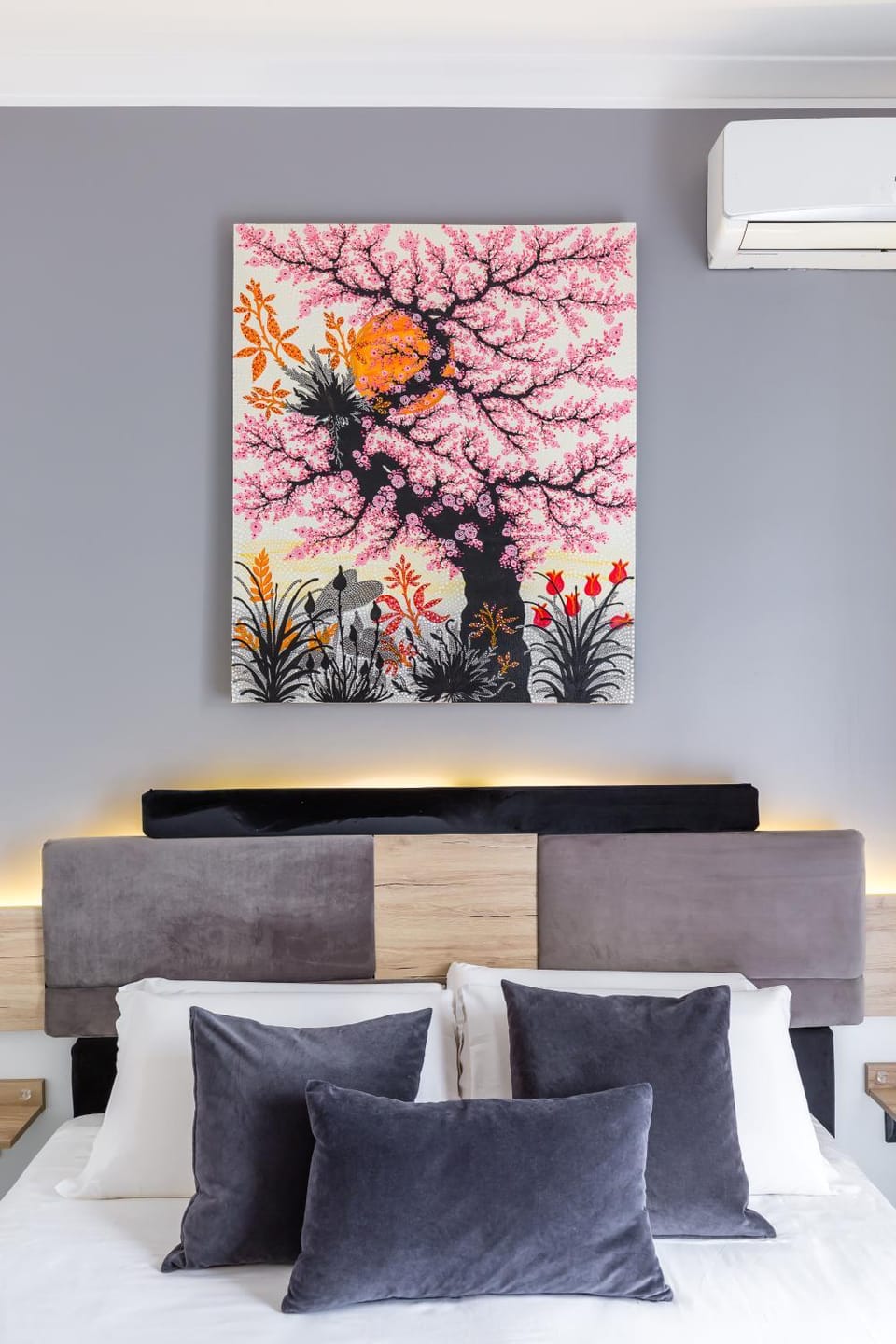 Bed, Photo of the whole room, Decorative detail, Bedroom, air conditioner