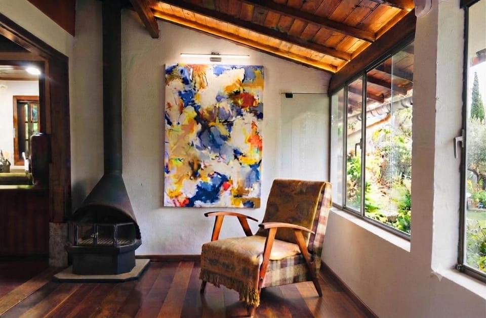 Seating area, fireplace