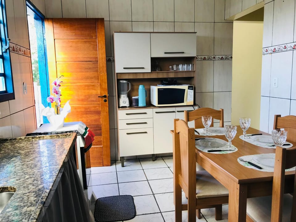 Kitchen or kitchenette, Dining area, pet friendly, stove, toaster