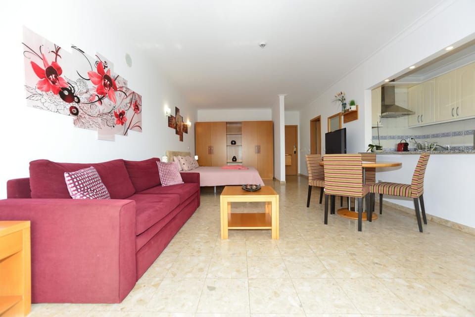 TV and multimedia, Living room, Seating area, Dining area, Bedroom