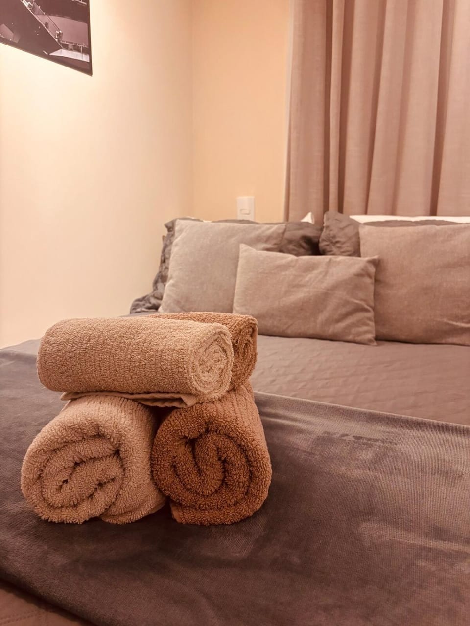 Bed, towels