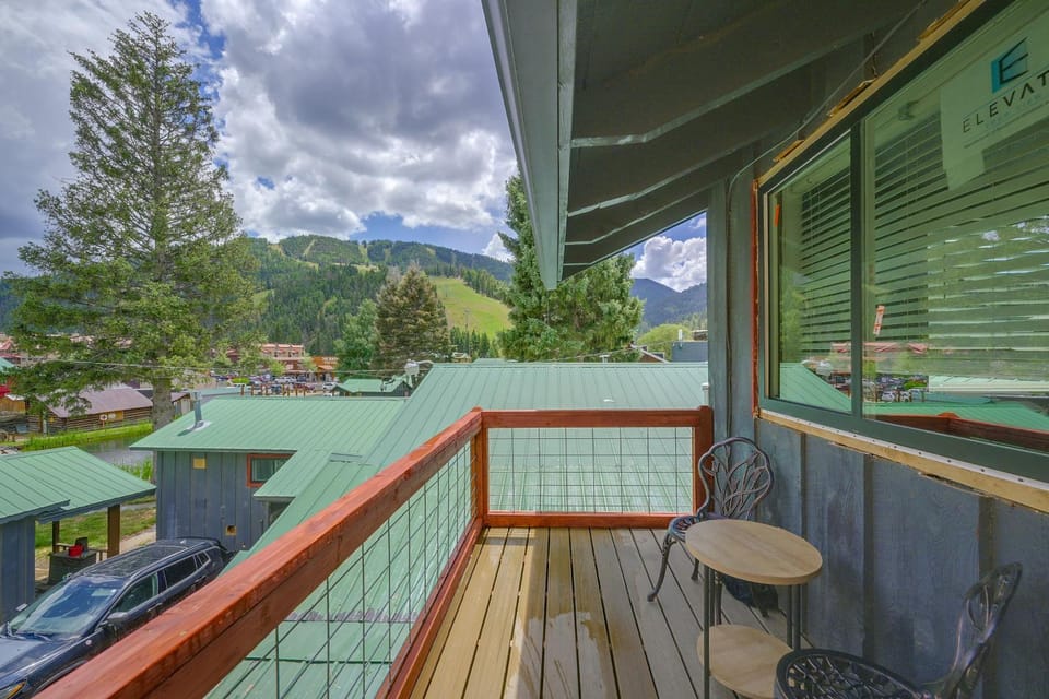 Walk to Ski Lifts! Apt in Heart of Red River Apartment in Red River