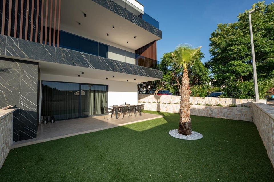 Property building, Patio, Day, Garden, Garden