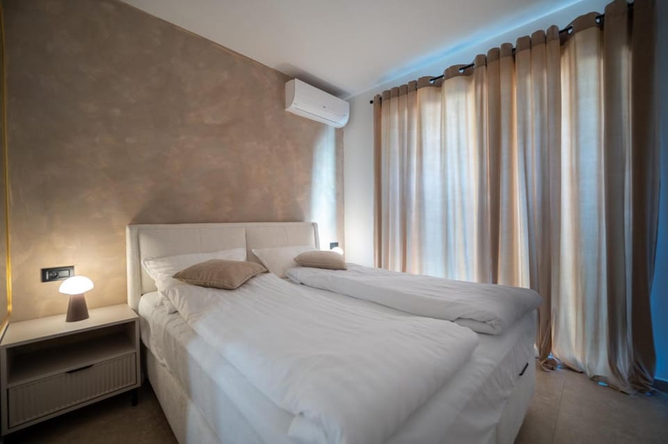 Bed, Photo of the whole room, Bedroom, air conditioner
