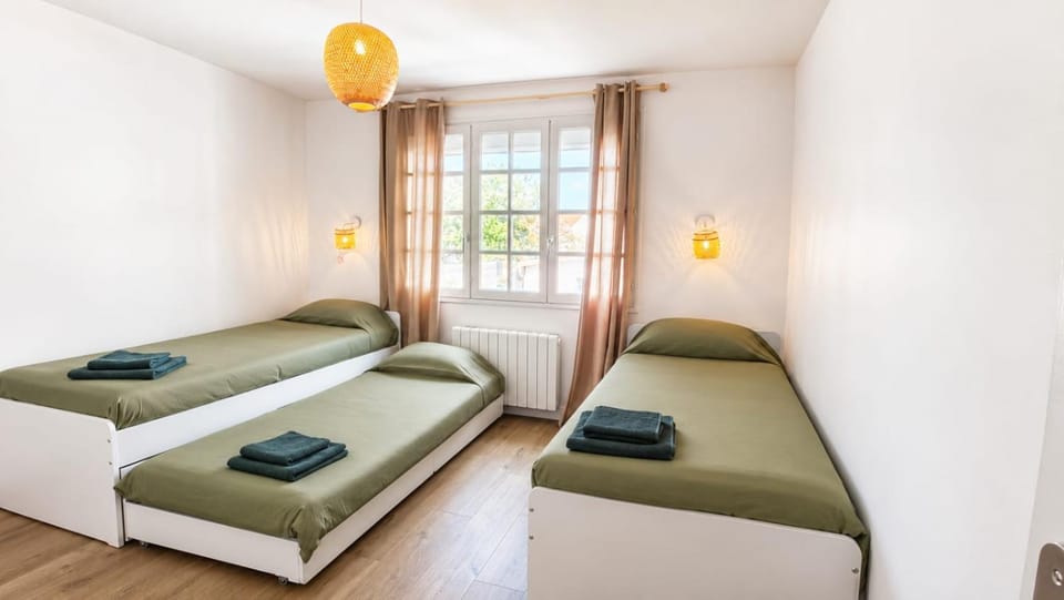 Bed, Bedroom, towels