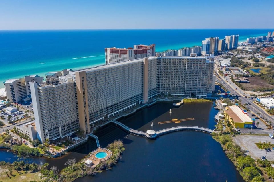 Laketown Wharf 829! Near the Beach, 2BR, 2BA & Bunk Beds Apartment in Panama City Beach
