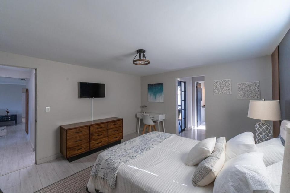 Bayshore Retreat, HUGE Private Yard & Fire Pit & Screened In Patio, Near Beaches House in Bayshore Gardens