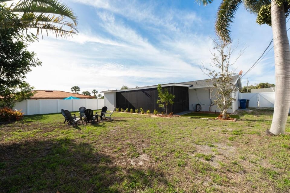 Bayshore Retreat, HUGE Private Yard & Fire Pit & Screened In Patio, Near Beaches House in Bayshore Gardens