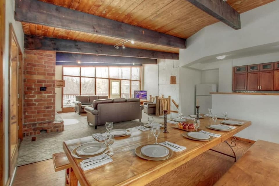 6 bdrm Blue Mountain Chalet - Private Beach Access, Hot Tub, Sauna, BBQ, Ping Pong House in Grey Highlands