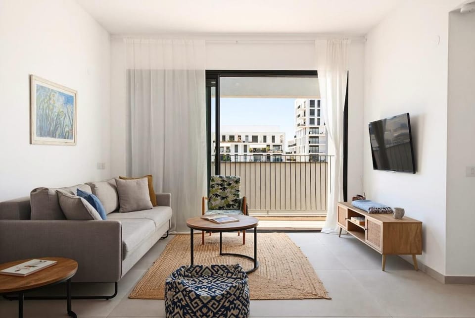 Bright Stay Private Skyline Balcony by SeaNRent Apartment in Tel Aviv-Yafo