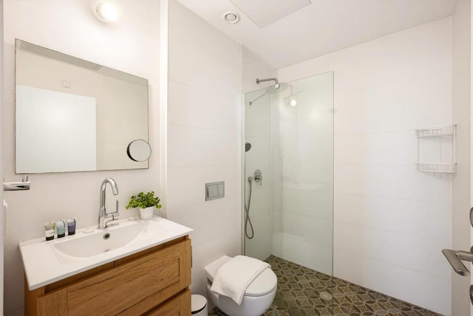 Bright Stay Private Skyline Balcony by SeaNRent Apartment in Tel Aviv-Yafo