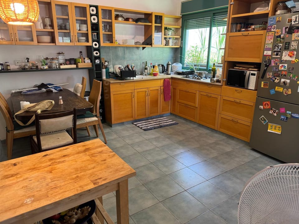 Kitchen or kitchenette, Seating area, Dining area, Communal kitchen, dishwasher, microwave, oven, stove, toaster