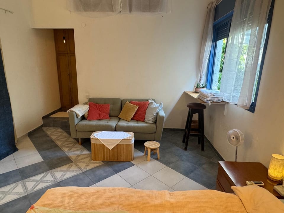Seating area, Bedroom, towels