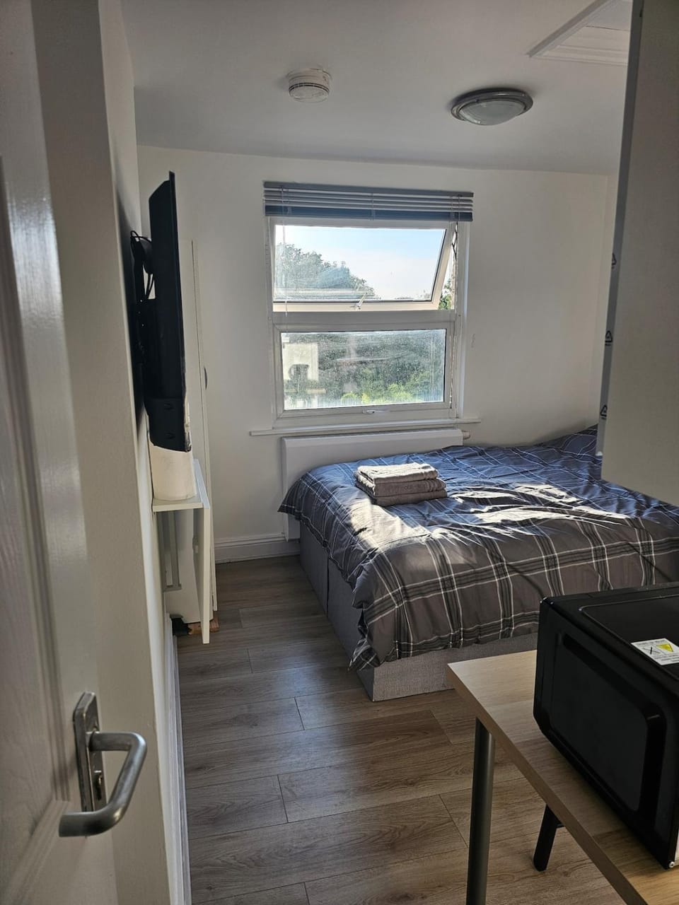 Bed, Photo of the whole room, Bedroom, towels