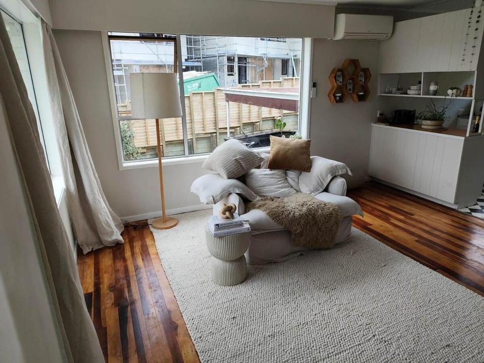 Coastal Retreat Villa in Auckland