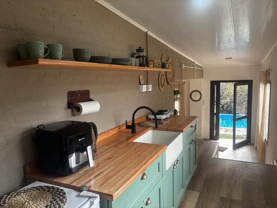 Coffee/tea facilities, Kitchen or kitchenette, Pool view, stove, toaster