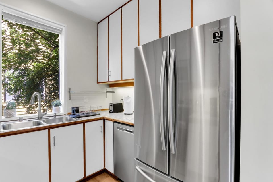 Walk to Fred Hutch 2BR Suite with Parking Apartment in Lake Union