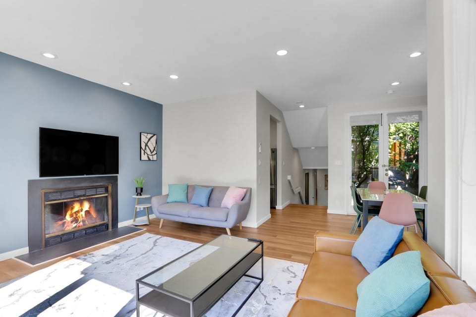 Walk to Fred Hutch 2BR Suite with Parking Apartment in Lake Union