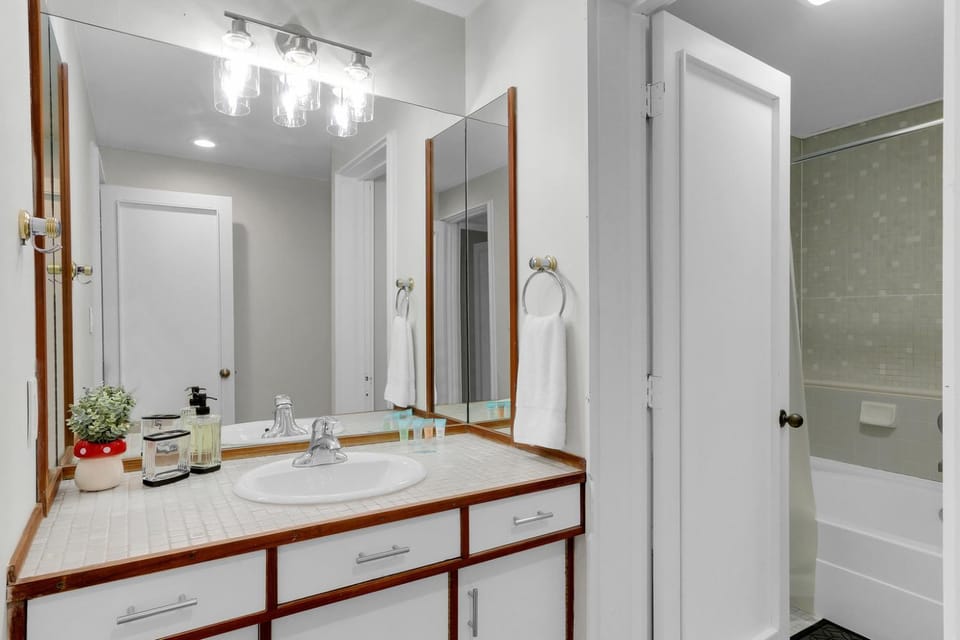 Walk to Fred Hutch 2BR Suite with Parking Apartment in Lake Union