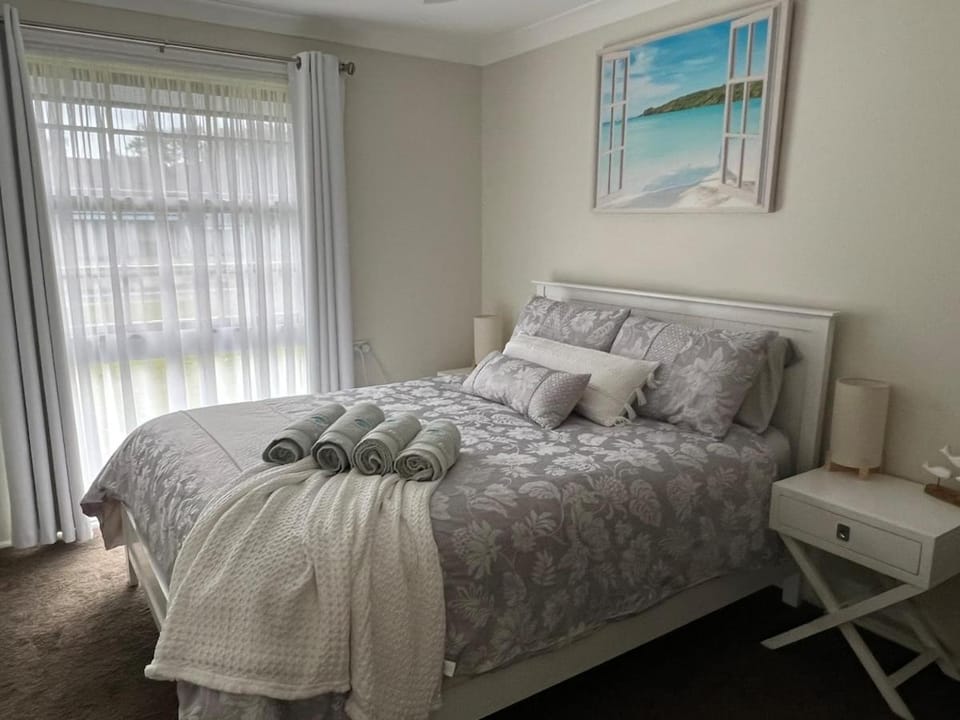 Entire home in a quiet location close, a stones throw from Lake Mac House in Swansea