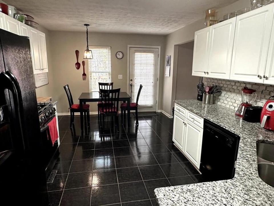 Kitchen or kitchenette, Seating area, dishwasher, oven, stove, toaster