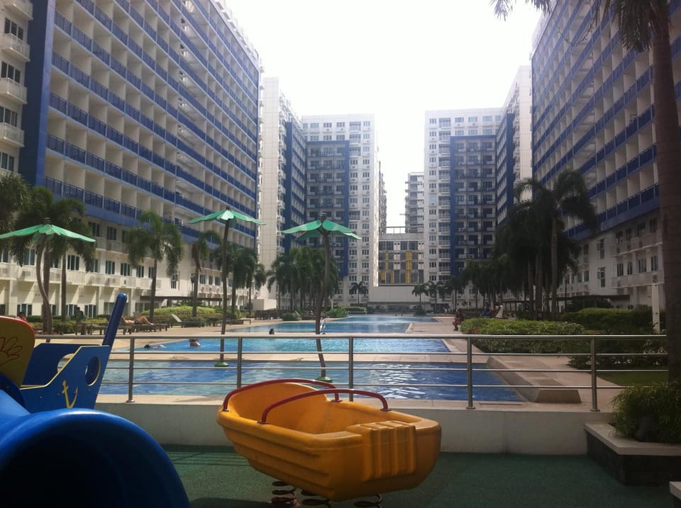 Day, Swimming pool