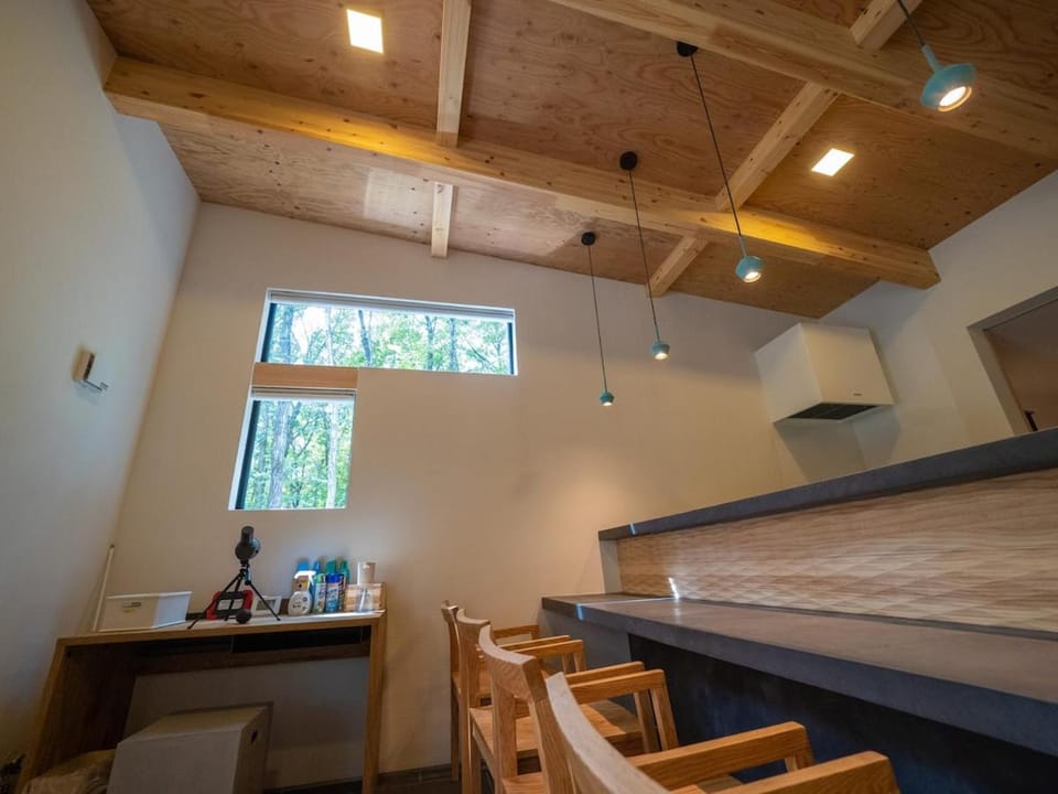 那須アーバン 森の中のモダンスタイル BBQ 薪ストーブ 家族向け ハイパークs House in Japan