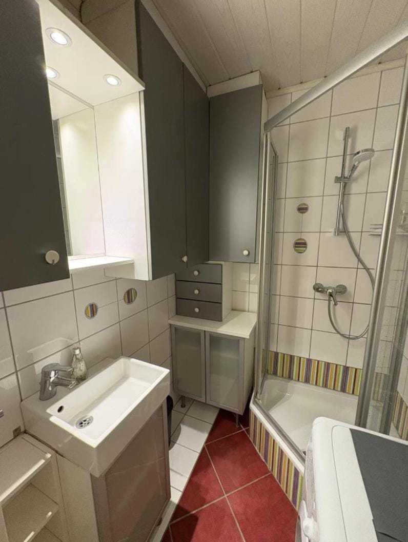 Stylish Apartment near Airport & Train Apartment in Austria