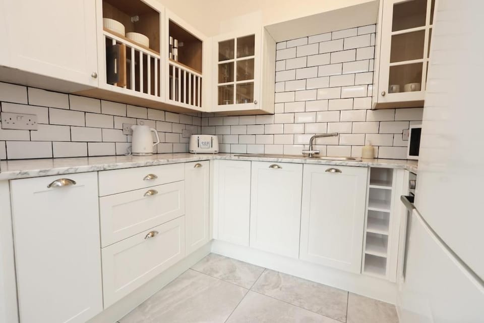 The City Escape - contractor & Holiday, Parking Apartment in Cardiff