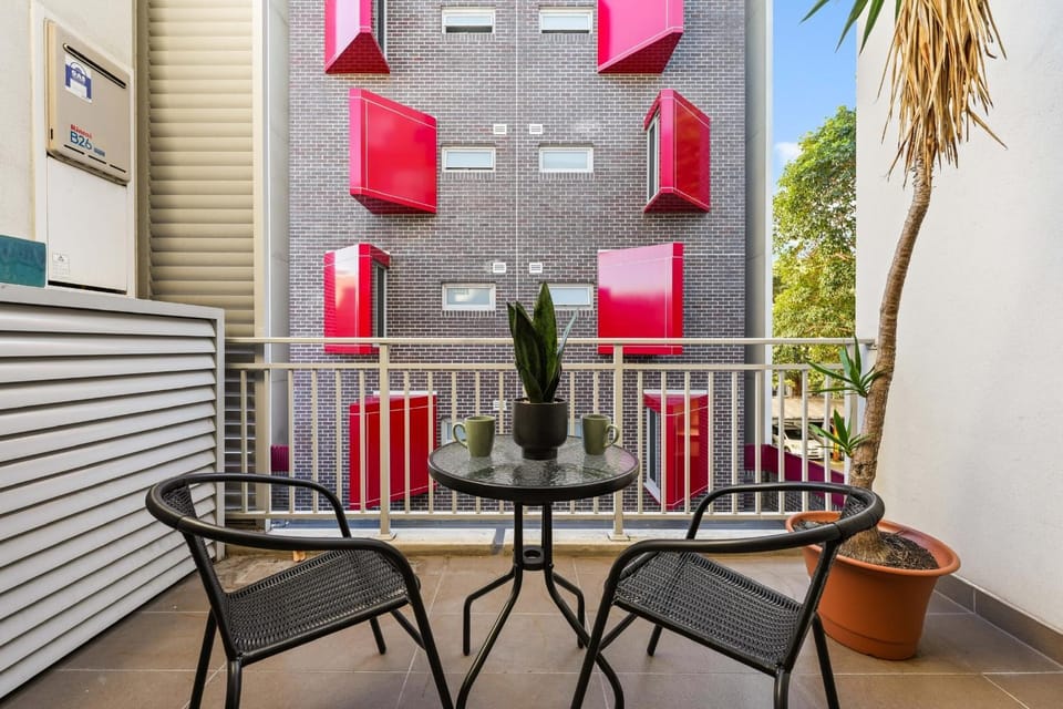 Split-Level Stay Walk to RPA & Sydney Uni Apartment in Sydney