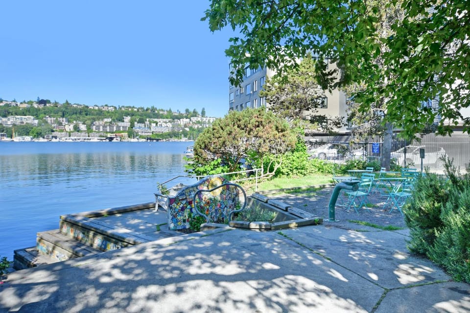 Lake Union Waterfront 2BR Large Balcony Sleeps 6 Apartment in Lake Union