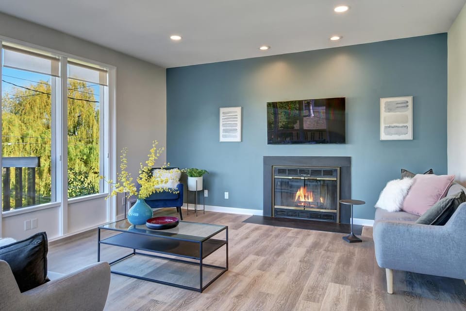 Lake Union Waterfront 2BR Large Balcony Sleeps 6 Apartment in Lake Union