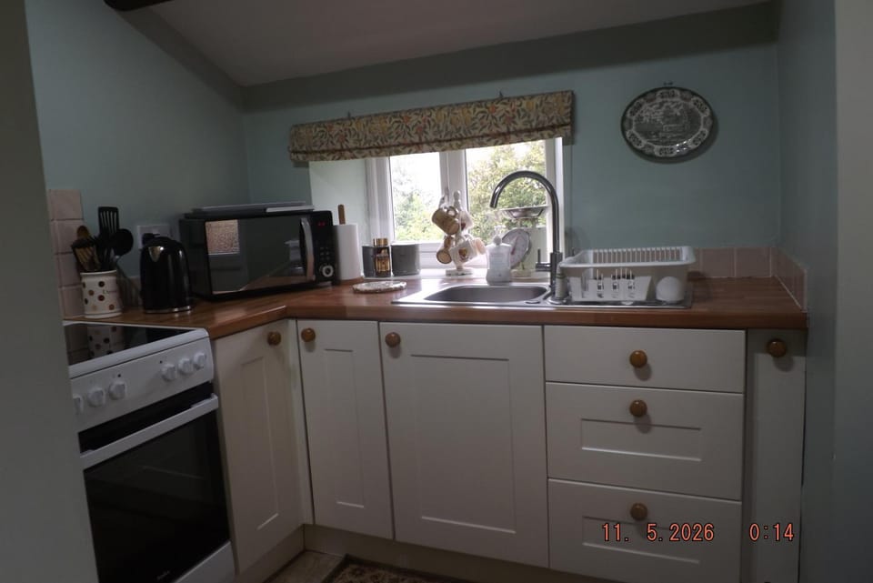 Coffee/tea facilities, Kitchen or kitchenette, microwave, oven, stove, toaster