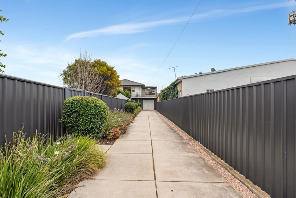 Stunning! 3BR Quiet Unit Apartment in Adelaide