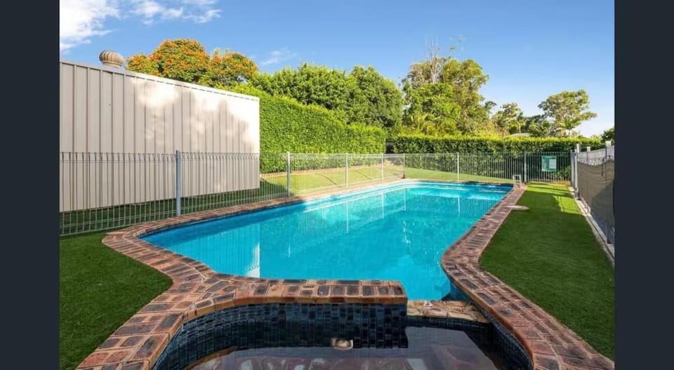 3 BR Unit with exclusive pool parking walk to mall House in Brisbane