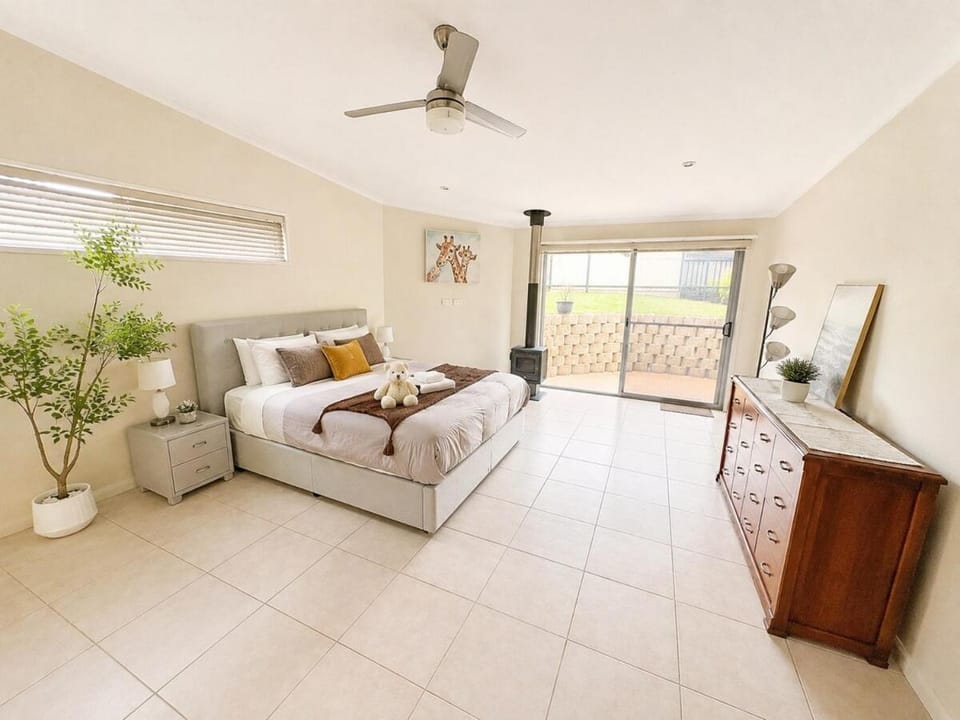 3 BR Unit with exclusive pool parking walk to mall House in Brisbane