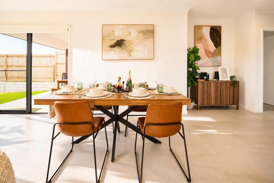 Pet Friendly Family Escape with big Yard - Sleeps 8 Villa in Brisbane